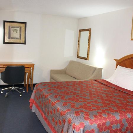 American Inn And Suites Ionia Buitenkant foto