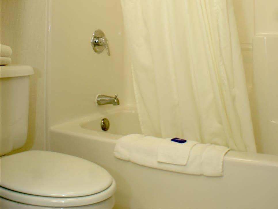 American Inn And Suites Ionia Buitenkant foto